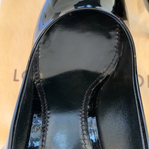 Loius Vuitton black leather pumps with round toe and signature hardware. Size 38 - Picture 13 of 16